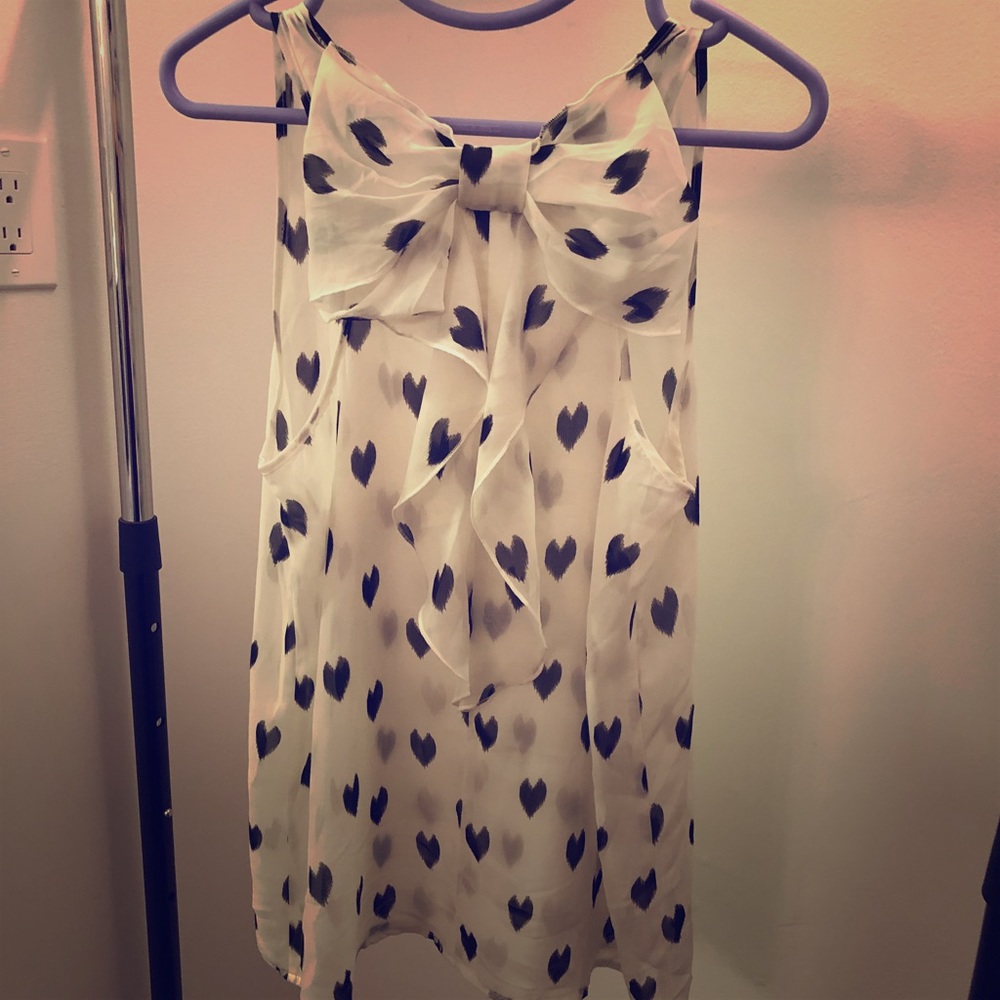 Bow back detail, heart pattern top size medium